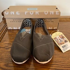 TOMS classic tarmac olive canvas size 10.